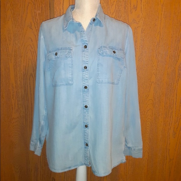 Eddie Bauer lightweight tranquil boyfriend style button down - Picture 2 of 11